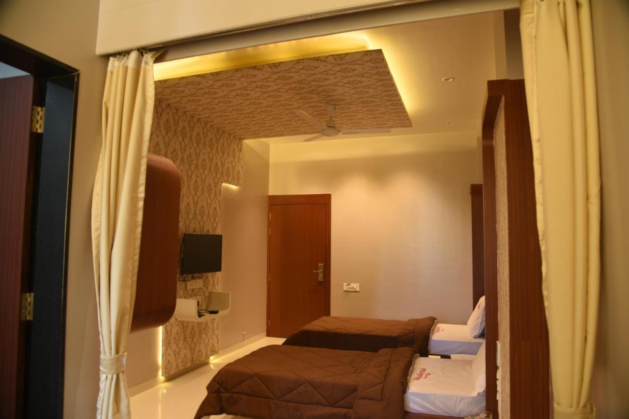 סטרה Hotel Pushpak מראה חיצוני תמונה